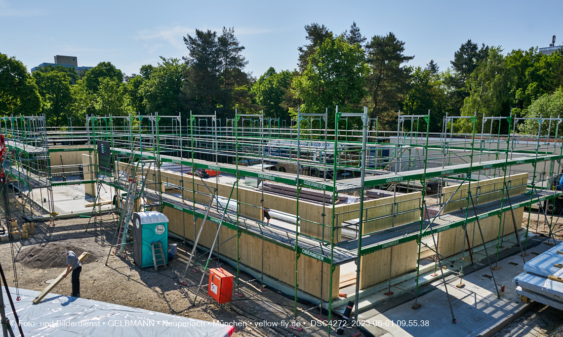 01.06.2023 - Neue Holzwände für das Haus für Kinder in Neuperlach in München
